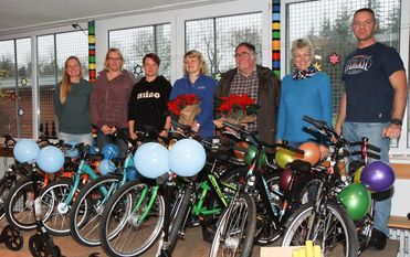 Von links: Bettina Winkler (Förderverein), Tanja Peper (Förderverein), Karola Murn (Kassenwartin des Fördervereins), Susanne Kück (Lübberstedter Fahrradladen), Joachim Krohn (Verkehrswacht Osterholz), Andrea Lange (Schulleiterin), Tobias Rust (1. Vorsitzende des Fördervereins) Foto: eb