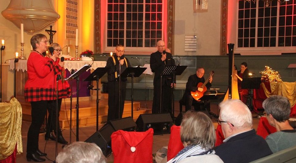 Das erste Adventskonzert des Vokalensembles „timbre“ und dem Trio „Traummusik“ in der vollbesetzten Liborius Kirche ließ echte Weihnachtsstimmung aufkommen.  Foto: im