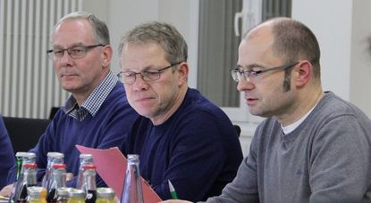 Klaus Schröder, Vorsitzender des Bauausschusses der Samtgemeinde Selsingen (Mitte), führte durch die jüngste Ausschusssitzung. Erläuterungen zu den in den nächsten Jahren geplanten Investitionen gab es von Gemeindedirektor Gerhard Kahrs (l.) und Bauamtsleiter Jan Postels. Foto: ue