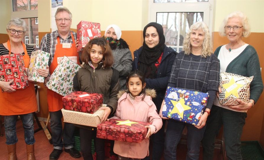 Im Beisein ihrer Mütter konnten die Kinder, deren Gabentisch nicht so reich bestückt ist, vorweihnachtliche Geschenke in Empfang nehmen.  Foto: im