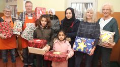 Im Beisein ihrer Mütter konnten die Kinder, deren Gabentisch nicht so reich bestückt ist, vorweihnachtliche Geschenke in Empfang nehmen.  Foto: im