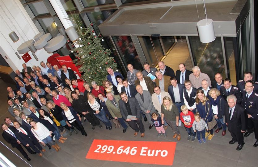 Über 299.646 Euro konnte die Sparkasse Rotenburg Osterholz im zweiten Halbjahr 2019 an rund 200 Vereine und Institutionen ausschütten. Vertreter der geförderten Projekte kamen zur symbolischen Übergabe in die Hauptstelle der Sparkasse nach Zeven.  Foto: ue