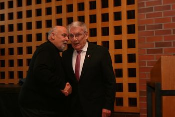 Der stellvertretende Bürgermeister Uwe Matthias (r.) begrüßte Reinhard Bussenius als neues Stadtratsmitglied und nahm die förmliche Verpflichtung vor.  Foto: sla