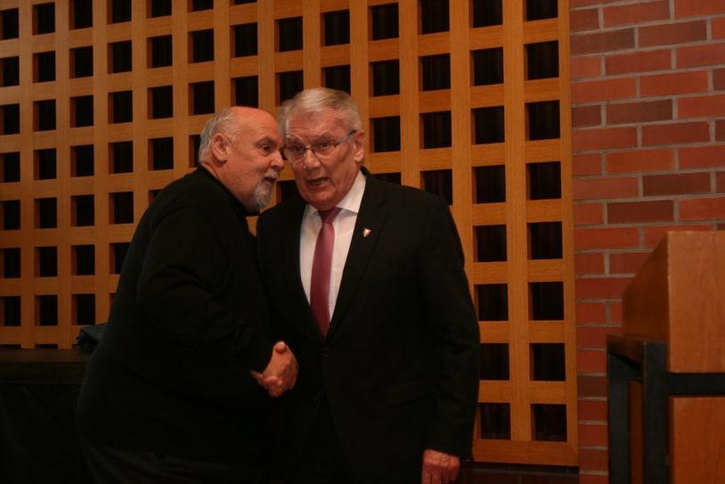 Der stellvertretende Bürgermeister Uwe Matthias (r.) begrüßte Reinhard Bussenius als neues Stadtratsmitglied und nahm die förmliche Verpflichtung vor.  Foto: sla