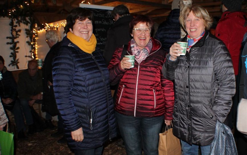 Landfrauen Edith Meyer, Petra Walther und Dorit Steengrafe genießen den Weihnachtsmarkt auf dem Landgestüt Celle. Foto: eb