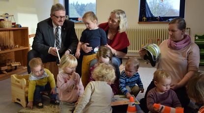 85 Kindertagesstätten erhalten Bücher zur bildlichen Verkehrserziehung sowie ein Rollbrett und Pylonen, die die Motorik der Kinder fördern und Geschicklichkeitsübungen ermöglichen. Foto: eb