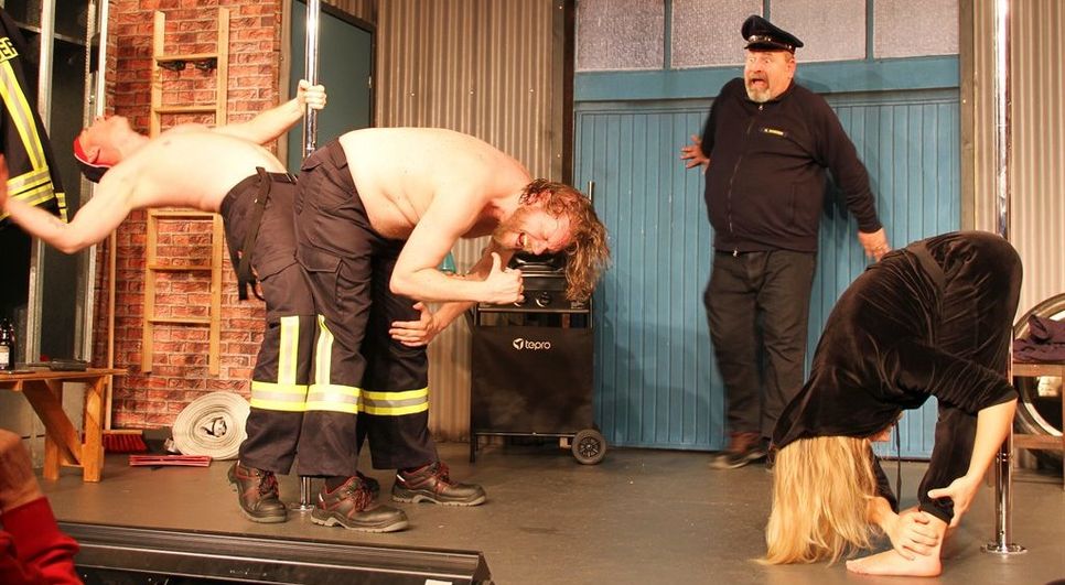 Oberbrandmeister Hans Hansen ist schockiert, als er seine Feuerwehrmänner Klaus Claasen, Claas Klausen und seine Tochter Annika Hansen an der Stange tanzen sieht. Foto: mr