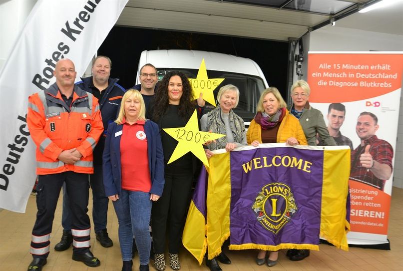 (von links): Martin Torbeck (DRK-Bereitschaftsleitung), Kai Köhnken (Ford-Service), Isa Hassler-Röhrmann (DRK Worpswede), Olaf Holz (1. Vorsitzender des DRK-Ortsverbandes), Theresa Barsch (Deutsche Stammzell-Spenderdatei), Inge Göbbel (Worpsweder Lions), Johanne Brinkmann (1. Vorsitzende des Worpsweder Lions-Förderverein) und Marion Schnibbe (Präsidentin Lions Club Worpswede).  Foto: ui