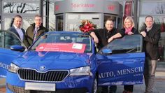 Am vergangenen Mittwoch durfte Kolosterholz-Gewinner Fortino den blauen Neuwagen im Wert von 14.000 Euro entgegennehmen.  Foto: jm