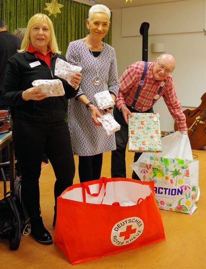 Isa Hassler-Röhrmann, Ehrenamtskoordinatorin des DRK KV Osterholz e.V., Karin Wilke, Integrationsbeauftragte der Stadt Osterholz-Scharmbeck, und Horst Romahn (von links) brachten für die Kinder viele Geschenke mit zum Winter-Lichterfest.  Foto: lse