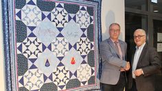 Respekt für eine filigrane Handarbeit: Im Namen der Samtgemeinde Selsingen bedankte sich Samtgemeindebürgermeister Gerhard Kahrs bei Martin Grubert (r.) für das vorweihnachtliche Geschenk. Der von ihm und seiner Frau Anette hergestellte Quilt hat einen festen Platz im Rathaus gefunden.  Foto: ue
