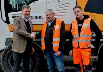 Helmut Tietjen (Mitte) geht nach 50 Jahren im Dienst der Stehnke Bauunternehmung in den verdienten Ruhestand. Foto: eb