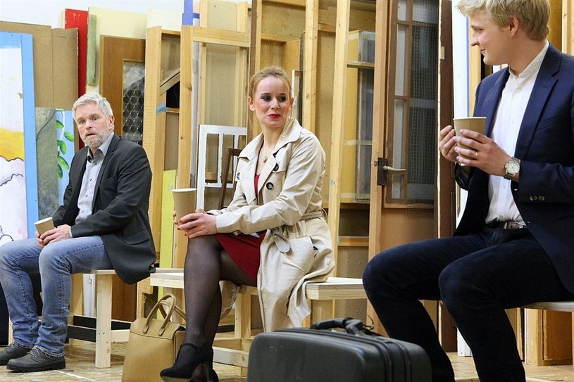 Ist Vincent (rechts: Jan Makow) für Michelle (Francine Fromme) ein spannender Schritt in die helle Zukunft, für den Vater Charles (Carsten Mehrtens) ein schrecklicher Schritt in die dunkle?  Foto: ek