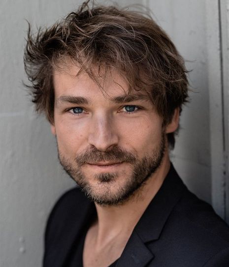 Friedrich Rau nimmt seinen Musical Award in der Kategorie „Bester Hauptdarsteller“ in Ritterhude entgegen.  Foto: eb