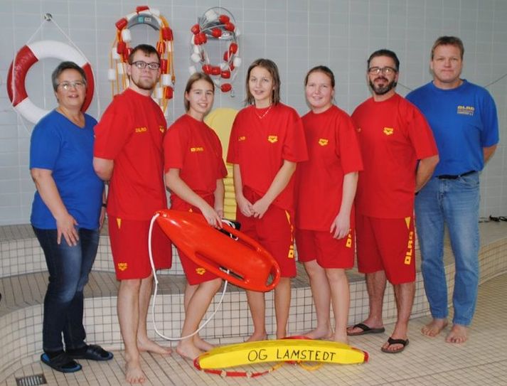 Einheitlich präsentierten sich die DLRG-Trainer in ihren neuen Outfits, die von Ute Mahler-Leddin und Frank Leddin übergeben worden.  Foto: dcl
