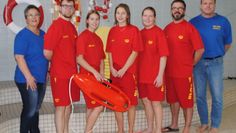 Einheitlich präsentierten sich die DLRG-Trainer in ihren neuen Outfits, die von Ute Mahler-Leddin und Frank Leddin übergeben worden.  Foto: dcl