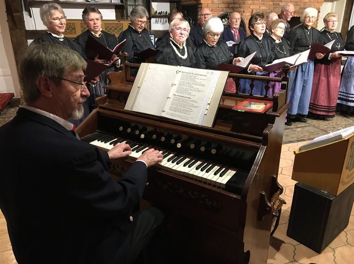 Es wurden tolle Weihnachtslieder gesungen, die bestens von den Kutenhulder Trachtensingers unter der Leitung von Hans-Martin Kallenberger präsentiert wurden.  Foto: ls