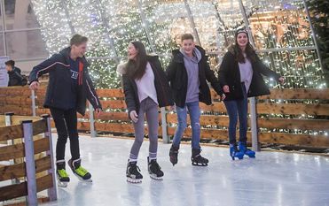 Auch die Eislaufbahn bei dodenhof hat am 10. Januar durchgehend bis Mitternacht geöffnet und bietet ein tolles Open-Air-Eislaufvergnügen für die ganze Familie. Foto: eb