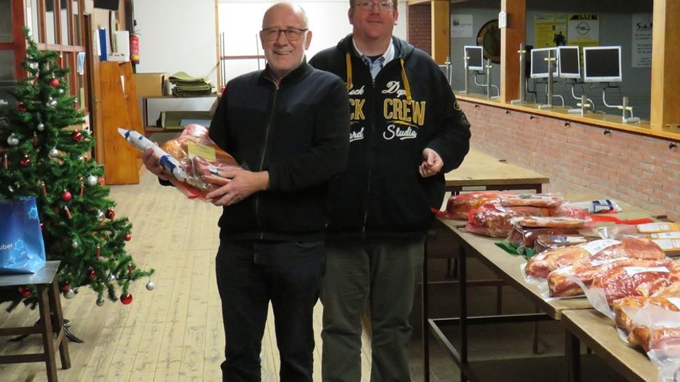 Turniersieger Hans-Jürgen Busch durfte sich über einen Räucherfleischpreis freuen.  Foto: eb