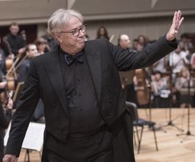 Der israelische Dirigent Amos Talmon wird unter dem Motto „Prag“ unter anderem Mozart erklingen lassen. Foto: Amos Talmos