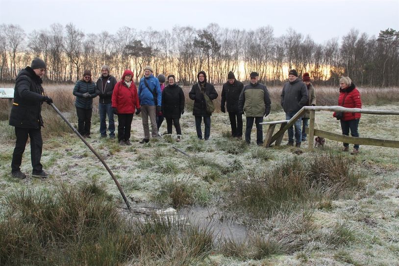 Interessiert taucht diese Truppe der Wohnmobillisten auf dem Moorerlebnispfad in die Geschichte des Teufelsmoores ein.  Foto: im