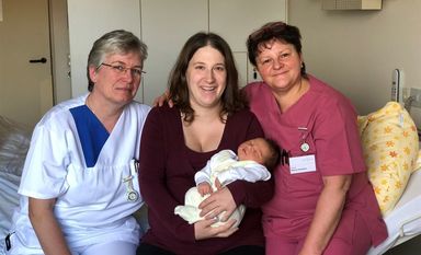 Krankenschwester Stephanie Hübener, Kristina Angermann, Hebamme Sabine Hartwich (v.l.) und in der Mitte das 400. Baby Lasse Angermann. Foto: eb