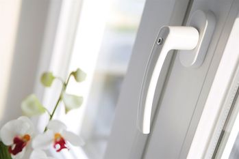 Beim Einbruchschutz besonders auf Fenster und Türen achten. Die sind in verschiedenen Sicherheitsstufen erhältlich. Foto:djd