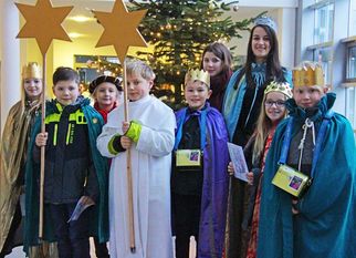 Am vergangenen Freitag machten die Sternsinger auf ihrem Weg durch die Stadt auch im Rathaus Halt, um das Verwaltungsgebäude zu segnen und Spenden für Kinder in Not zu sammeln. Foto: jm