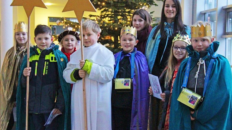 Am vergangenen Freitag machten die Sternsinger auf ihrem Weg durch die Stadt auch im Rathaus Halt, um das Verwaltungsgebäude zu segnen und Spenden für Kinder in Not zu sammeln.  Foto: jm