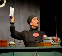 Petra Jaeschke erzählt bei ihrem Kindertheater Pina Luftikus das Stück „Ein Mond für die Prinzessin“. Foto: eb