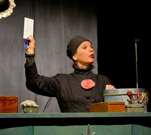 Petra Jaeschke erzählt bei ihrem Kindertheater Pina Luftikus das Stück „Ein Mond für die Prinzessin“. Foto: eb