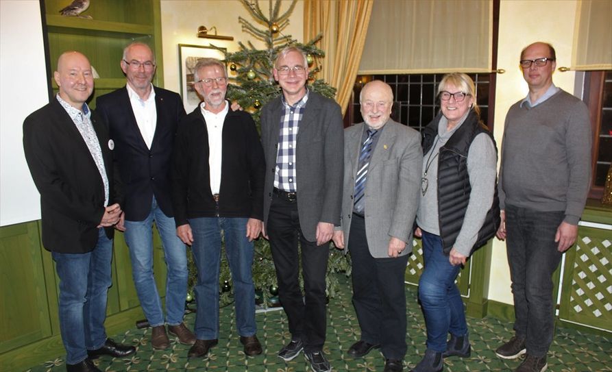 Der neu gewählte Harmonie-Vorstand mit Chorleiterin (v.l.): Frank Heise, Stephan Winter, Gerd Kuchenbecker, Ralf Baatz, Gunter Vogt, Marie-Louise Baabe und Rainer Voß. Foto: eb