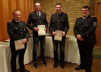 Die Geehrten v.l.n.r.: Christian Brandt (erster Hauptfeuerwehrmann), Friedhelm Brunckhorst (erster Hauptfeuerwehrmann und Bürgermeister), Jan-Hinrich Tomforde (Oberfeuerwehrmann) und Ortbrandmeister Robert Huth. Foto: eb