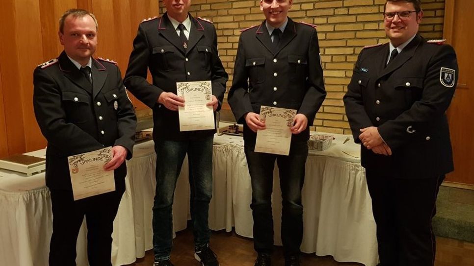 Die Geehrten v.l.n.r.: Christian Brandt (erster Hauptfeuerwehrmann), Friedhelm Brunckhorst (erster Hauptfeuerwehrmann und Bürgermeister), Jan-Hinrich Tomforde (Oberfeuerwehrmann) und Ortbrandmeister Robert Huth.  Foto: eb