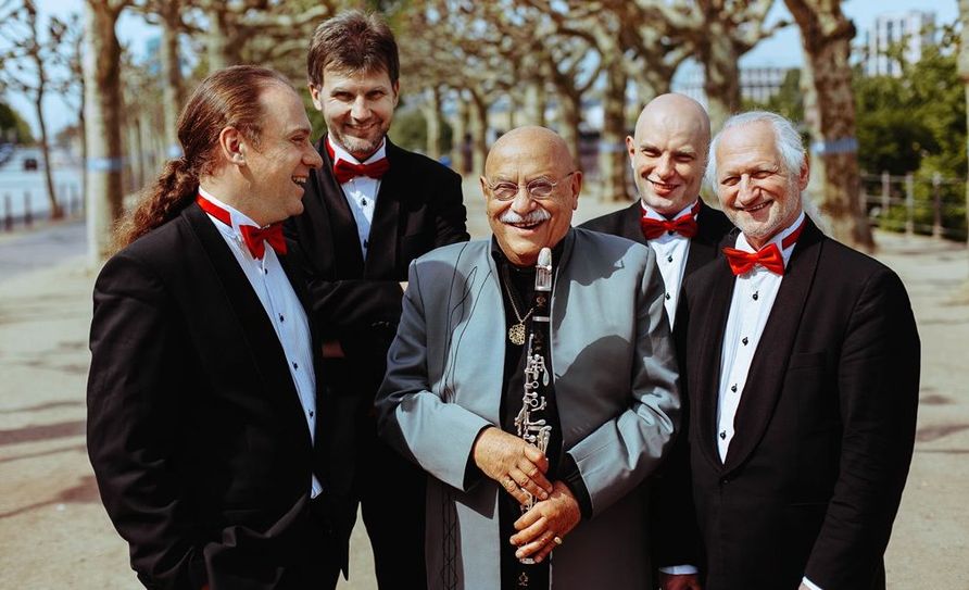 Am Sonntag, 26. April präsentiert der Klezmer-Musiker Giora Feidman gemeinsam mit dem Rastrelli Cello Quartett das Programm „Klezmer meets Beatles“ im Hamme Forum. Foto Christian Debus