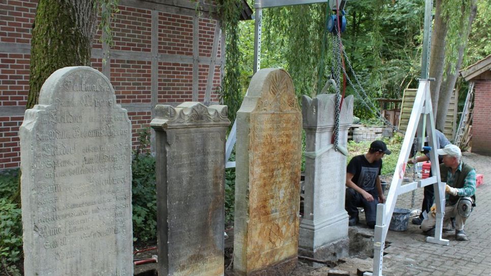 Die Fundamente der gereinigten Grabsteine werden von den Spezialisten vor der Umlagerung vorsichtig freigelegt.  Foto: Bachmann-Museum Bremervörde