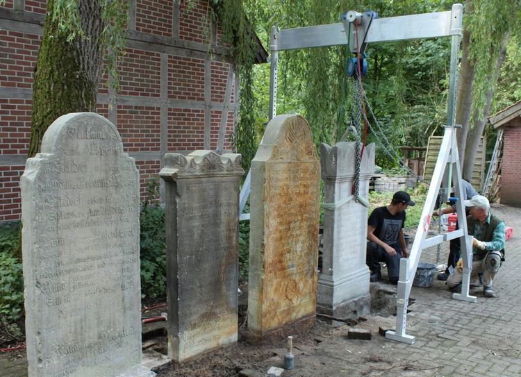 Die Fundamente der gereinigten Grabsteine werden von den Spezialisten vor der Umlagerung vorsichtig freigelegt.  Foto: Bachmann-Museum Bremervörde