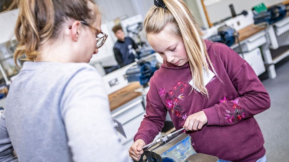 Beim Girls‘Day-Zukunftstag können Mädchen ihre Talente in Handwerksberufen entdecken.
 Foto: djd/kompentenzz.de/Björn Gaus