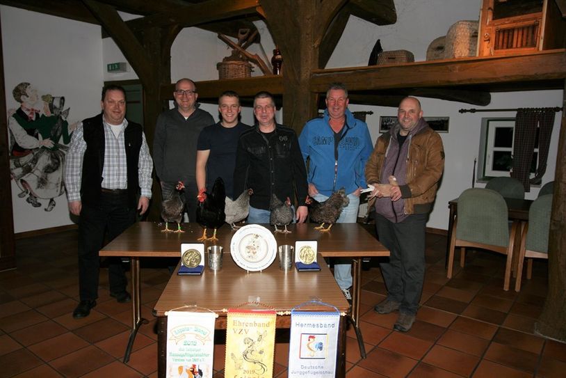 Die erfolgreichen Lamstedter Rassegeflügelzüchter Heinrich Brockmüller (v.l.), Kai Brockmüller, Michael Bornemann, Karsten Oelrich, Ralf Elfers und Andreas Algie-Trübe. Es fehlt Benjamin Viets.  Foto: sla
