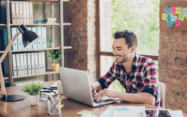 Eine selbstständige Tätigkeit - etwa als Vermögensberater - kann die Möglichkeit eröffnen, das weitere berufliche Leben nach den eigenen Vorstellungen und Bedürfnissen zu gestalten.
Foto: djd/Deutsche Vermögensberatung/Getty