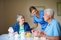 Gute Arbeitsbedingungen sind eine Voraussetzung dafür, Pflegefachpersonen langfristig zu binden. Ein Projekt des Pflegebevollmächtigten der Bundesregierung zielt darauf ab, Altenpflegeeinrichtungen bei der Umsetzung zu unterstützen. Foto: djd/Deutscher Pflegetag/Getty