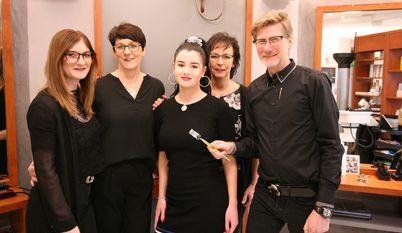 Ingo Toborg mit seinem Team: Tochter Marina  (v.l.), Ehefrau Melanie, Hannah Bloch  und Gabi von Essen.  Foto: sla