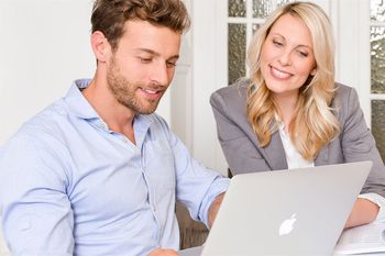 Als Tourismusfachkraft hat man viel mit anderen Menschen zu tun.
Foto: djd/IST-Studieninstitut