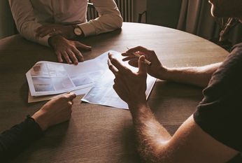Ohne Worte kommunizieren: Unsere Körpersprache hat großen Anteil daran, welchen Eindruck wir in einem Vorstellungsgespräch hinterlassen.  Foto: djd/adeccogroup.de/Unsplash