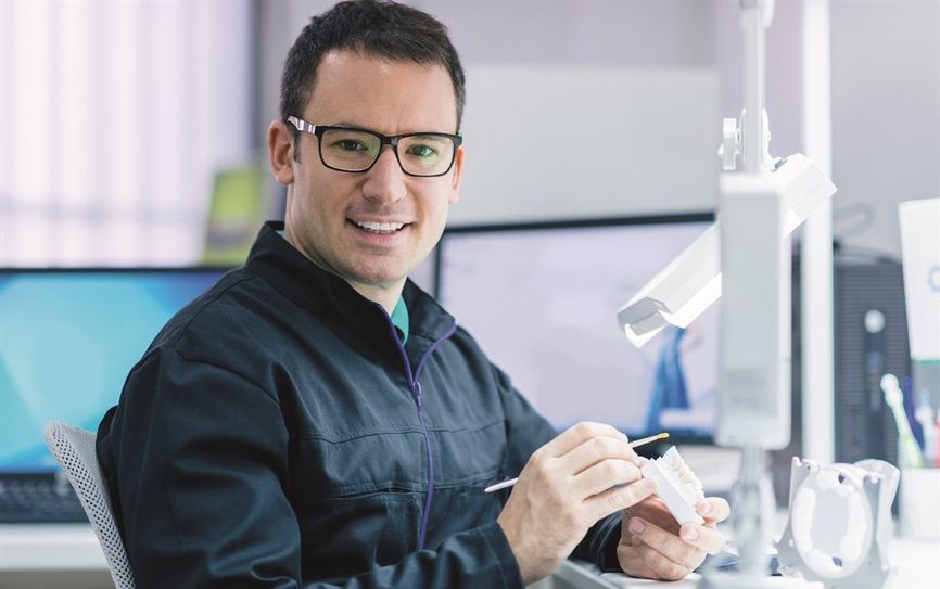 Das Aufgabengebiet des Zahntechnikers reicht vom Abdruck bis zum fertigen Zahnersatz - und ist dabei stets anspruchsvoll.
Foto: mircrogen/123rf/randstad