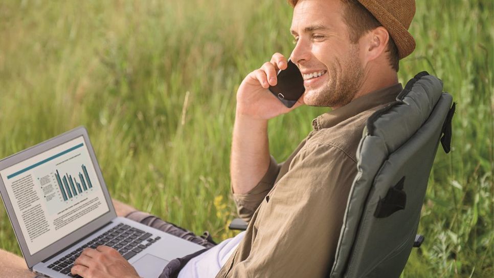 Wer außerhalb des Arbeitsplatzes geschäftliche Telefonate führt, sollte darauf achten, dass niemand mithört. 
 Foto: YakobchukOlena/Fotolia/randstad