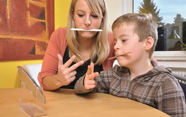 Gefragte Gesundheitsexperten: Logopäden helfen bei Sprachstörungen. Dazu benötigen sie umfangreiche Fachkenntnisse, aber auch Einfühlungsvermögen. Foto: Dan Race/Fotolia/randstad