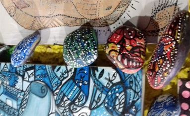 Nachdem die Kinder schon viel Spaß beim Bemalen ihrer Steine hatten, können nun die Erwachsenen sich darin ausprobieren. Foto: eb