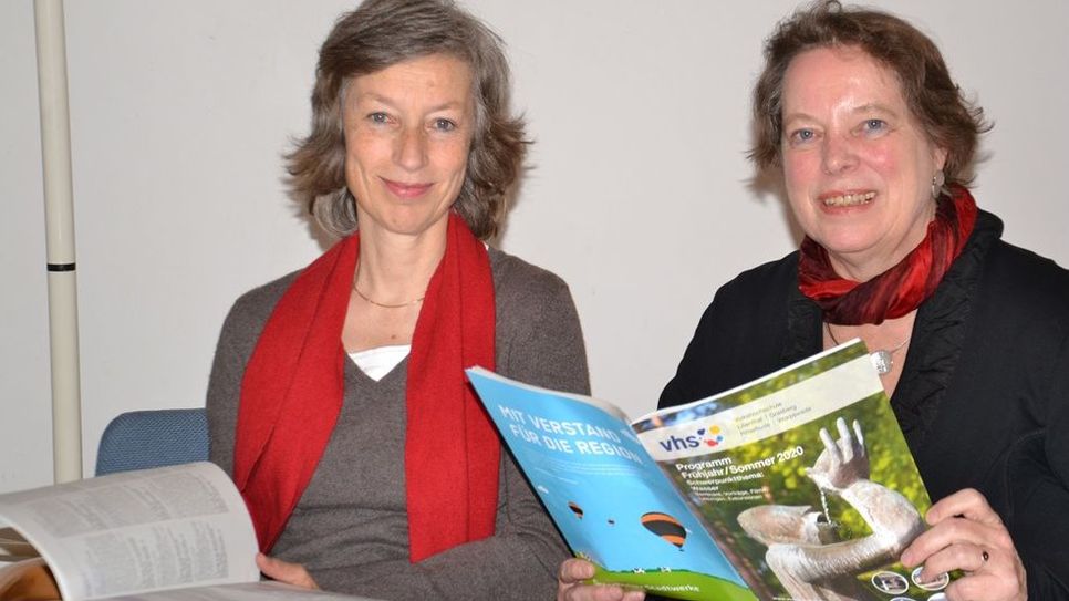 Dr. Martina Michelsen (links) und Jutta Rodenburg stellten das umfangreiche vhs-Programm vor.  Foto: ui