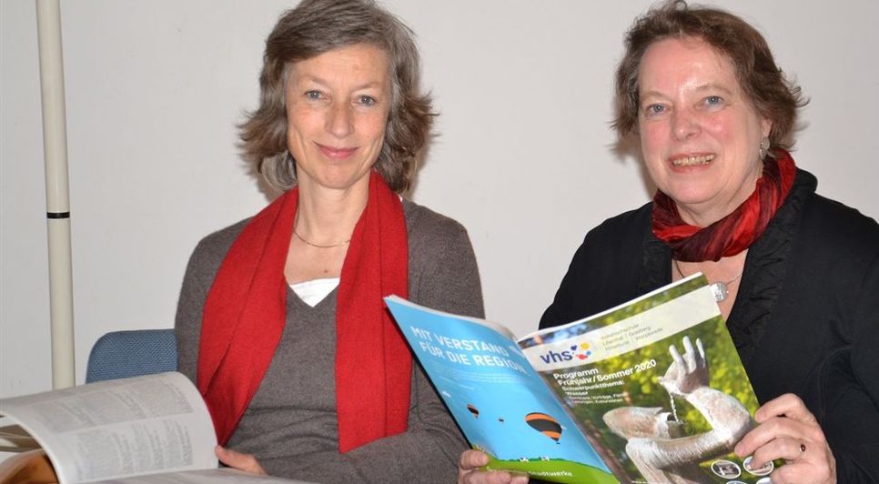 Dr. Martina Michelsen (links) und Jutta Rodenburg stellten das umfangreiche vhs-Programm vor.  Foto: ui
